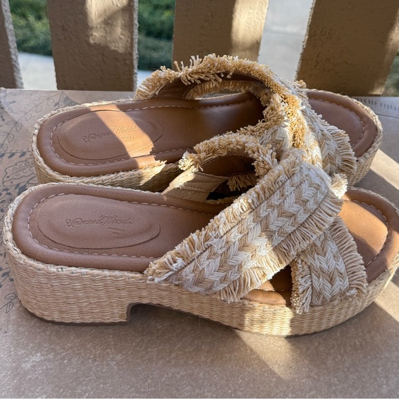 Universal Thread Sandals - Picture 4 of 9